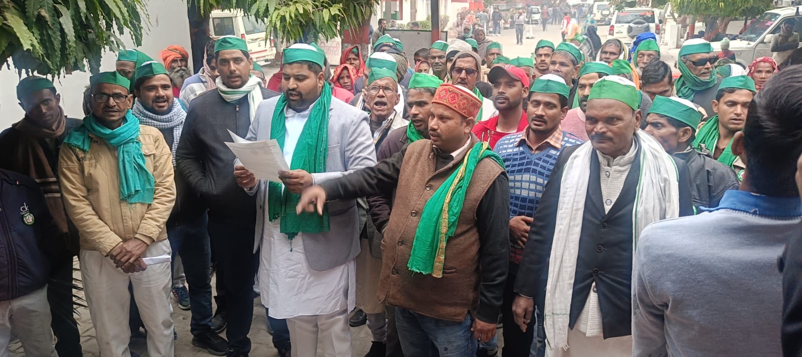 मजिस्ट्रेट को ज्ञापन पढ़कर सुनाते हुए