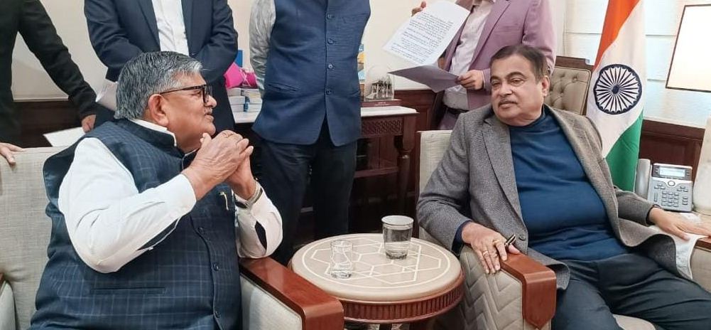 पंजाब के राज्यपाल केंद्रीय मंत्री नितिन गडकरी से मुलाकात करते हुए