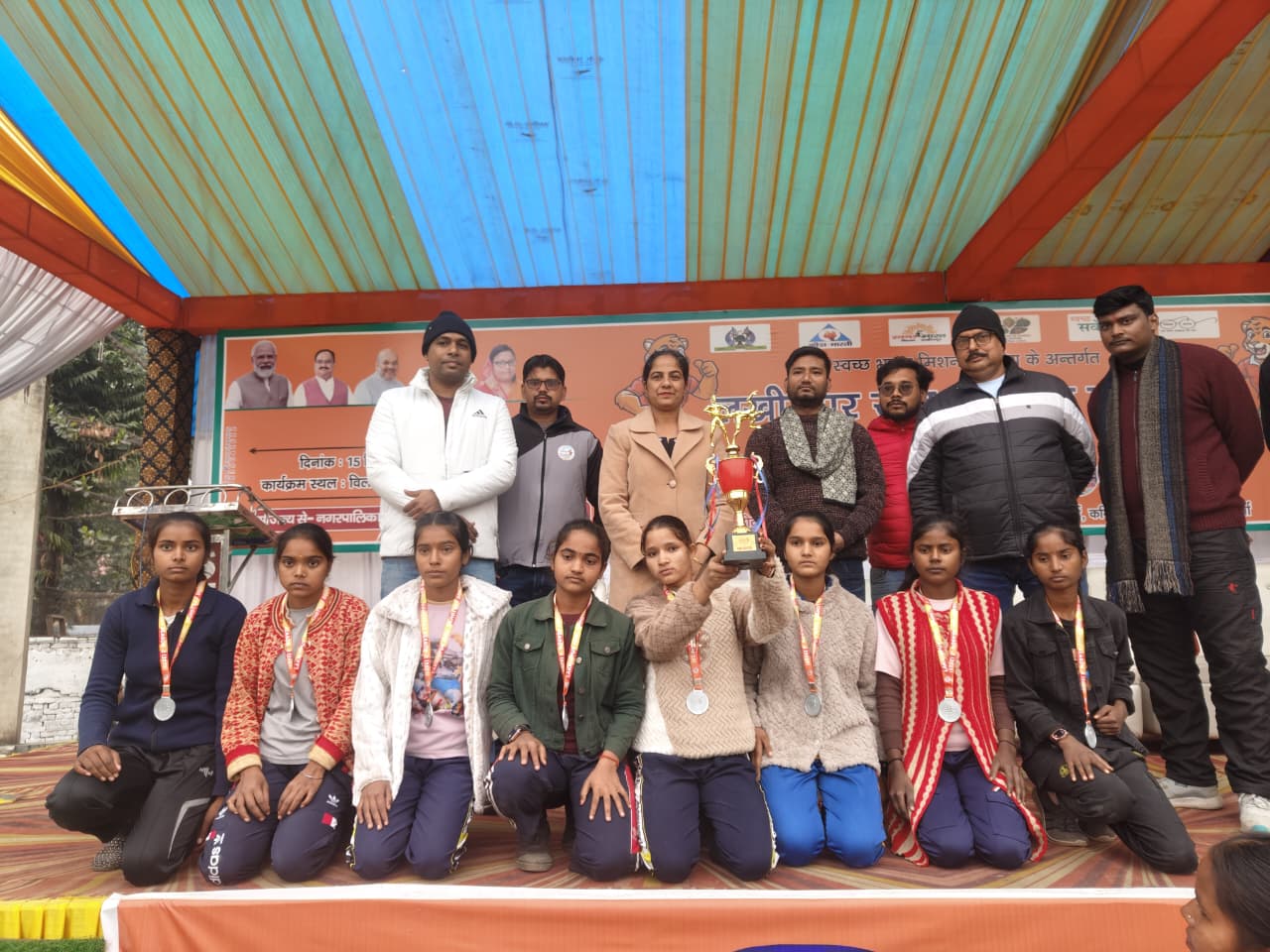 विजय टीम के साथ आयोजक मंडल के सदस्य व मुख्य अतिथि विजय टीम के साथ आयोजक मंडल के सदस्य व मुख्य अतिथि