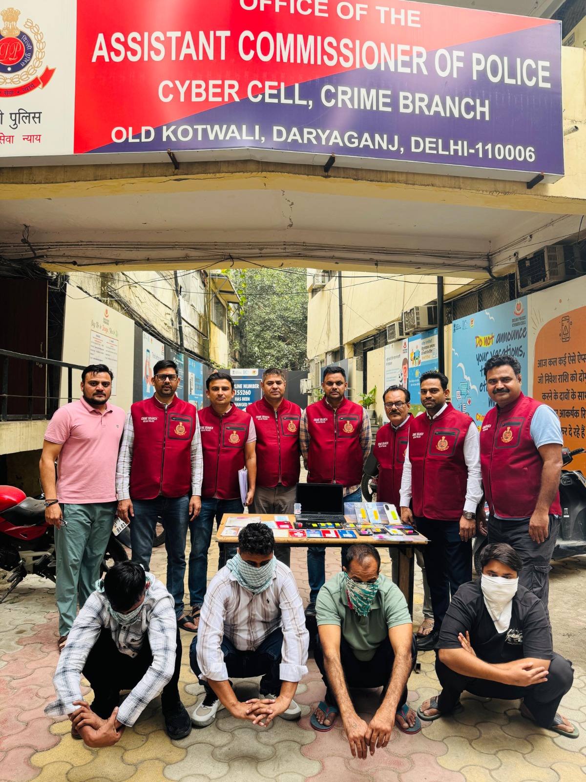 ऑनलाइन ट्रेडिंग घोटाले में पकड़े गए आराेपिताें की फाेटाे ऑनलाइन ट्रेडिंग घोटाले में पकड़े गए आराेपिताें की फाेटाे