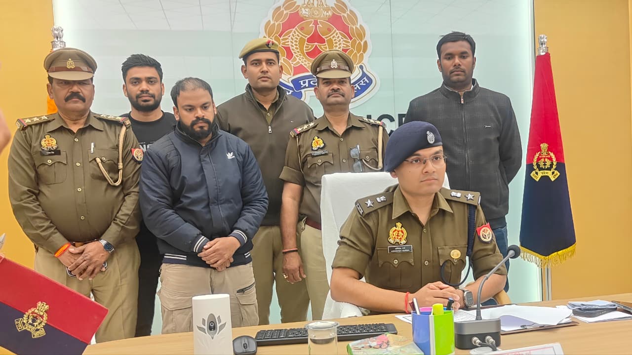 कफ सिरप मामले में गिरफ्तार अभियुक्त के साथ पुलिस अधिकारी कफ सिरप मामले में गिरफ्तार अभियुक्त के साथ पुलिस अधिकारी