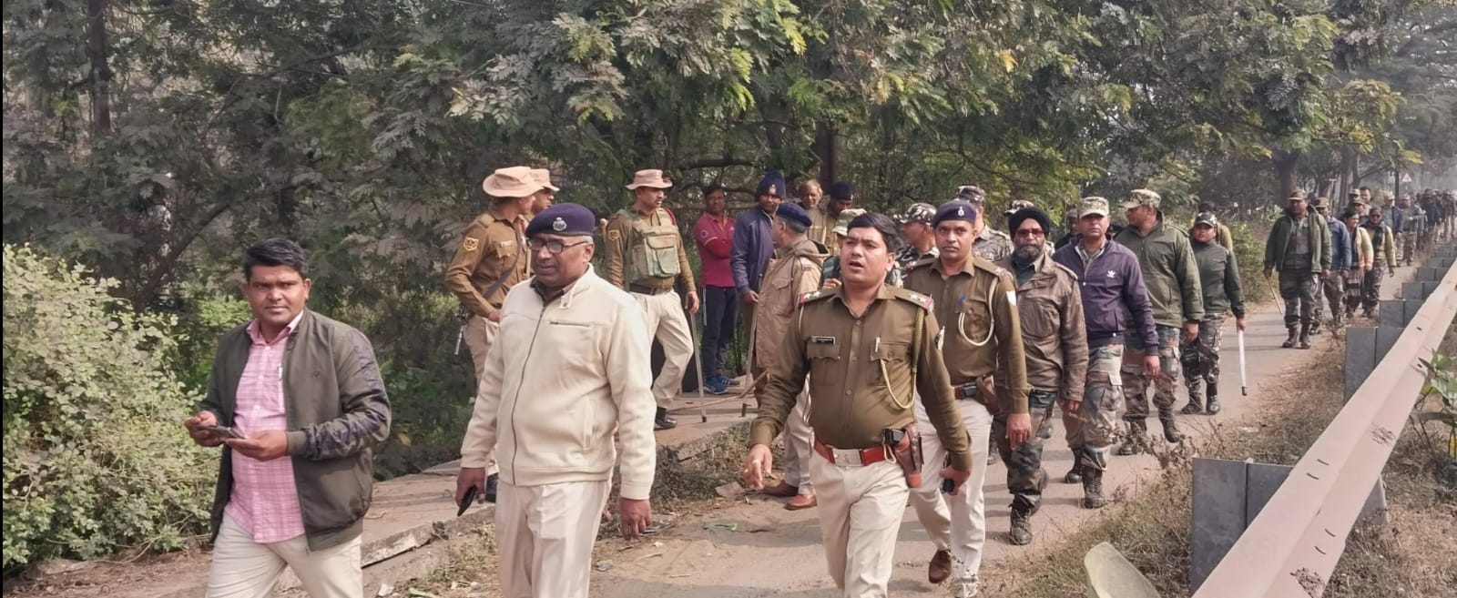 अतिक्रमण हटाते प्रशासन के लोग