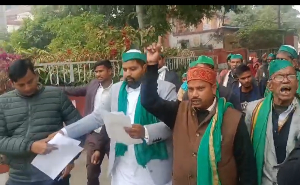 ज्ञापन देने जाते किसान संगठन के लोग फोटो के ऊपर जो है