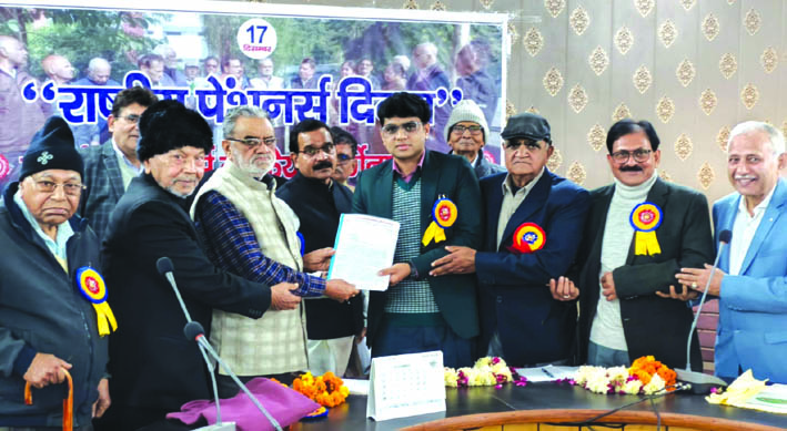 बैठक के दौरान पेशनर्स बैठक के दौरान पेशनर्स