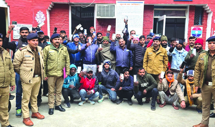 मोबाइल फोन पाने के बाद खुशी का इजहार करते मोबाइल स्वामी