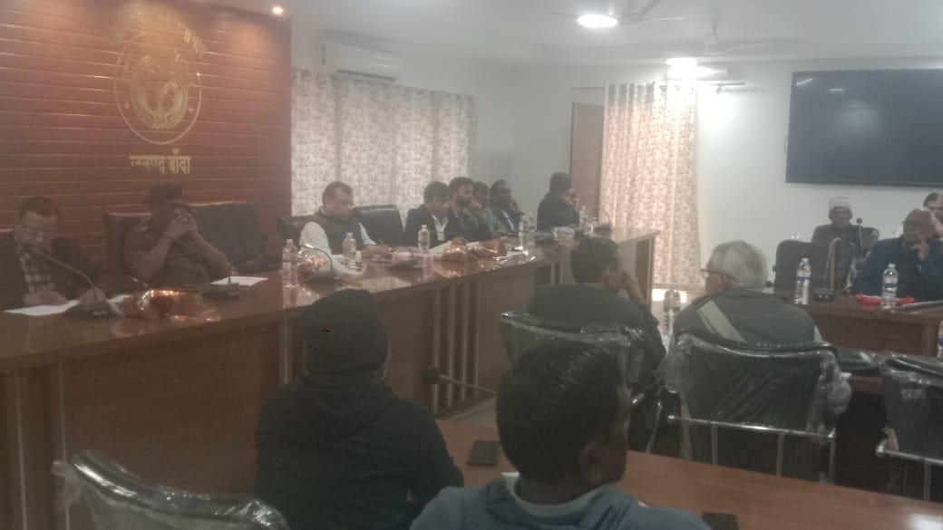 पेंशनरों की समस्याएं सुनते अधिकारी पेंशनरों की समस्याएं सुनते अधिकारी