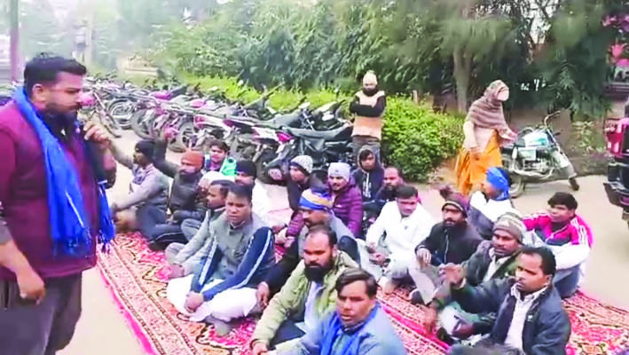 कंपनी गेट पर प्रदर्शन करते कर्मचारी कंपनी गेट पर प्रदर्शन करते कर्मचारी