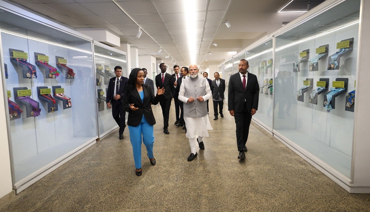 अदीसा अबाबा में प्रधानमंत्री नरेन्द्र मोदी ने इथोपिया के नेशनल पैलेस म्यूजियम का भ्रमण किया। फोटो - प्रधानमंत्री मोदी के एक्स अकाउंट से अदीसा अबाबा में प्रधानमंत्री नरेन्द्र मोदी ने इथोपिया के नेशनल पैलेस म्यूजियम का भ्रमण किया। फोटो - प्रधानमंत्री मोदी के एक्स अकाउंट से