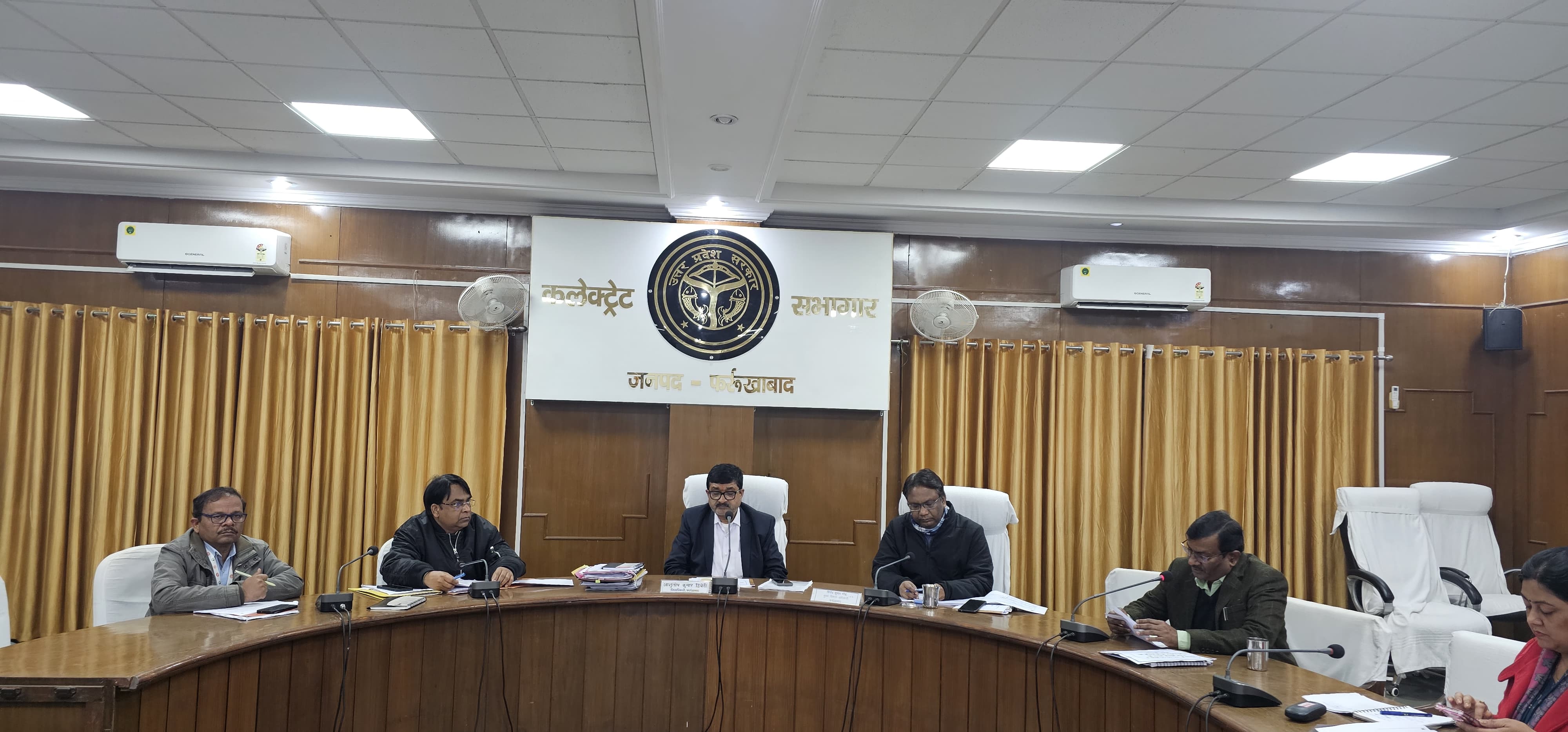 नाराजगी व्यक्त करते जिलाधिकारी