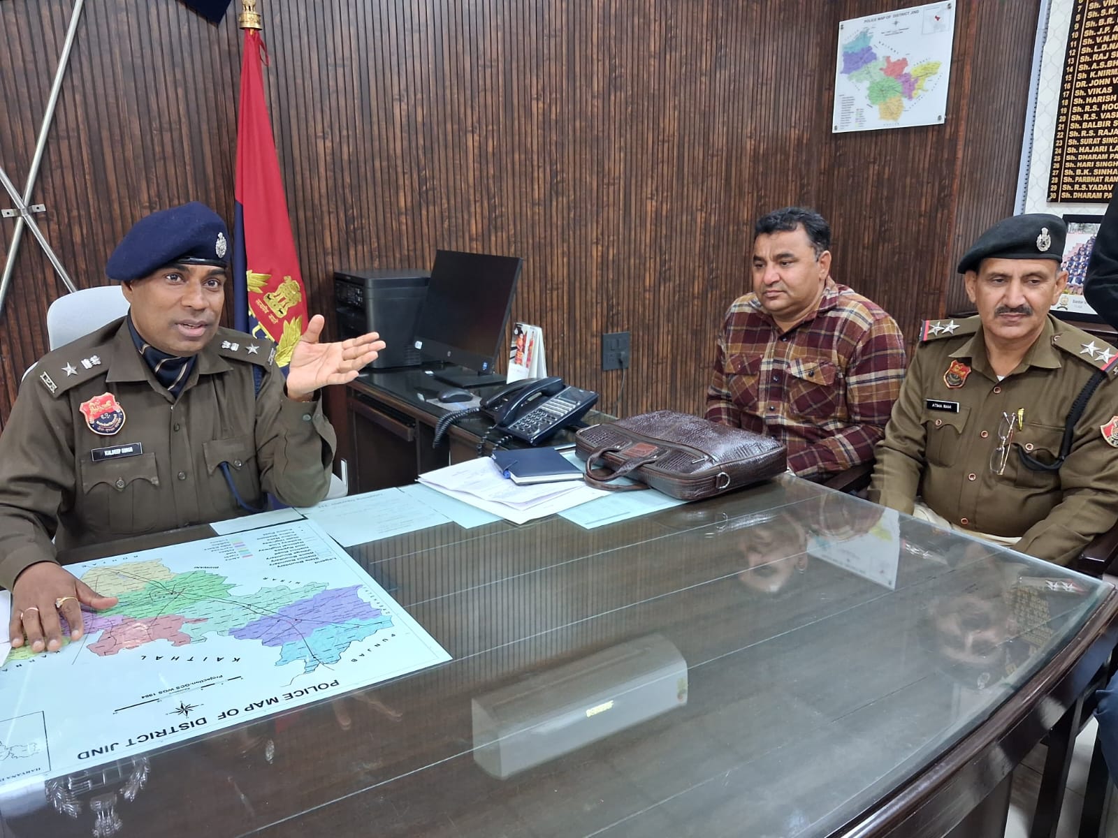 पत्रकारों से बातचीत करते हुए एसपी कुलदीप सिंह। पत्रकारों से बातचीत करते हुए एसपी कुलदीप सिंह।