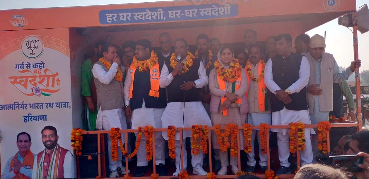 कार्यक्रम को संबोधित करते जिला अध्यक्ष डॉ. आशा खेदड़, पूर्व मंत्री अनूप धानक व अन्य।