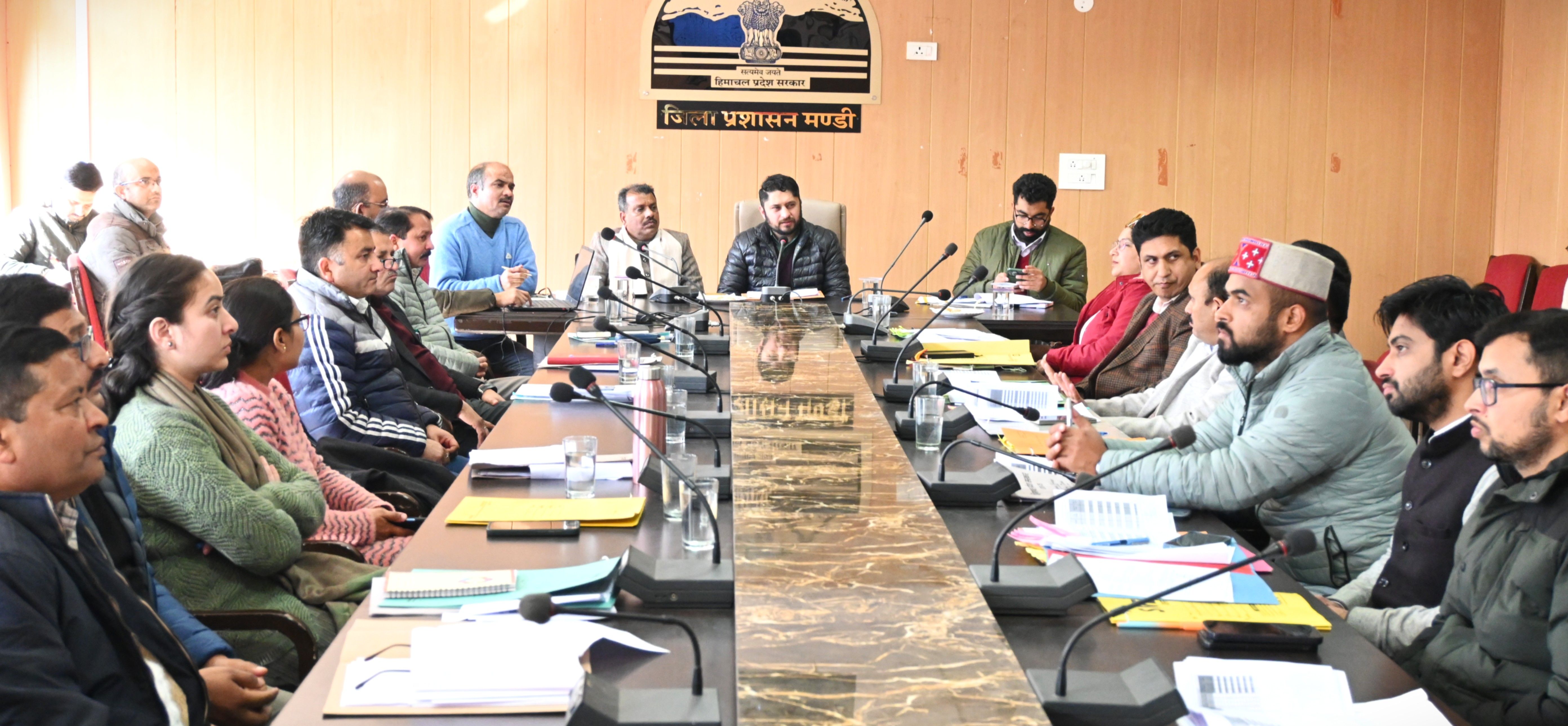 राजस्व अधिकारियों की बैठक की अध्यक्षता करते हुए उपायुक्त। राजस्व अधिकारियों की बैठक की अध्यक्षता करते हुए उपायुक्त।