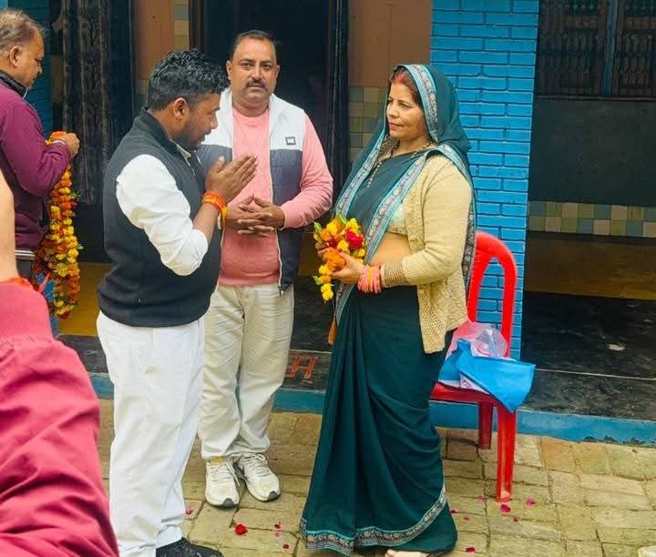 माता का सम्मान करने की फोटो माता का सम्मान करने की फोटो