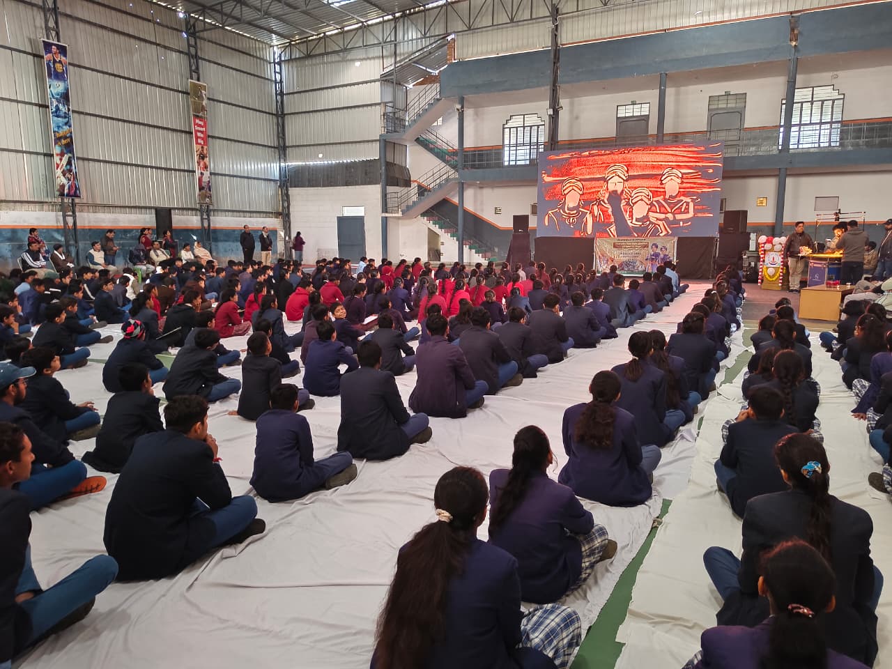 सैंड ऑफ शो देखते हुए बच्चे।