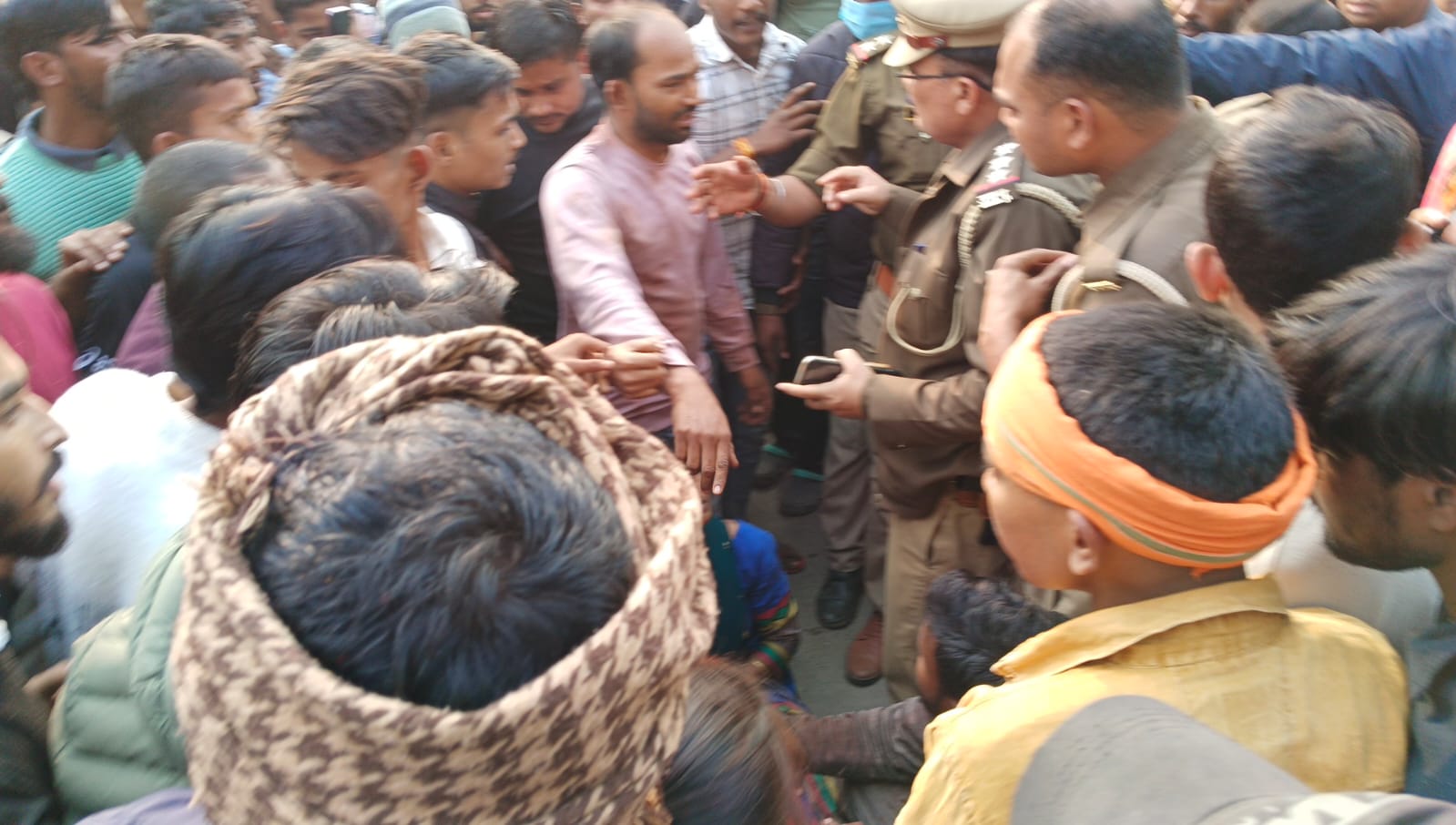 मौके पर जुटे लोग