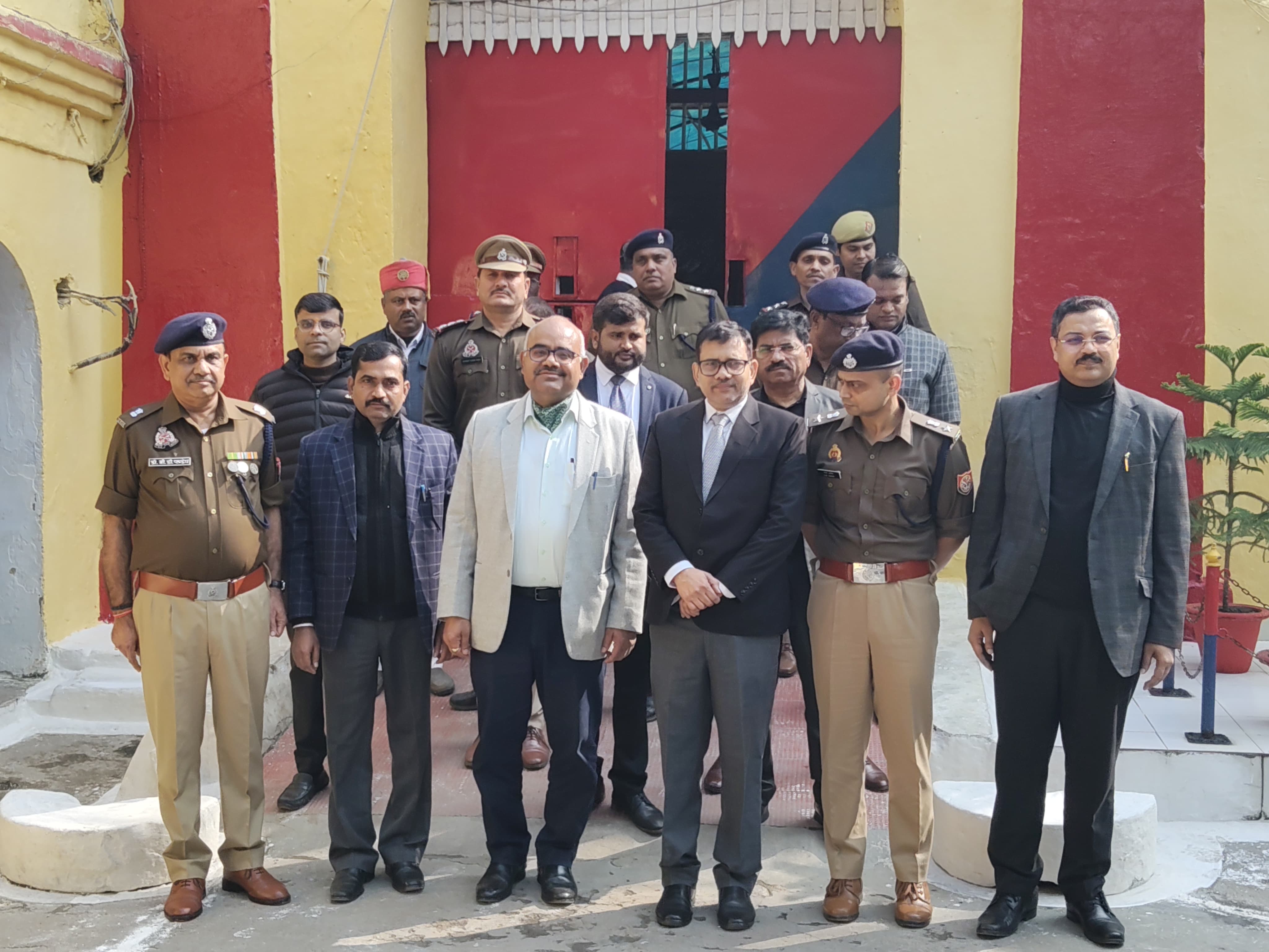 निरीक्षण कर वापस लौटे अधिकारियों का छायाचित्र निरीक्षण कर वापस लौटे अधिकारियों का छायाचित्र