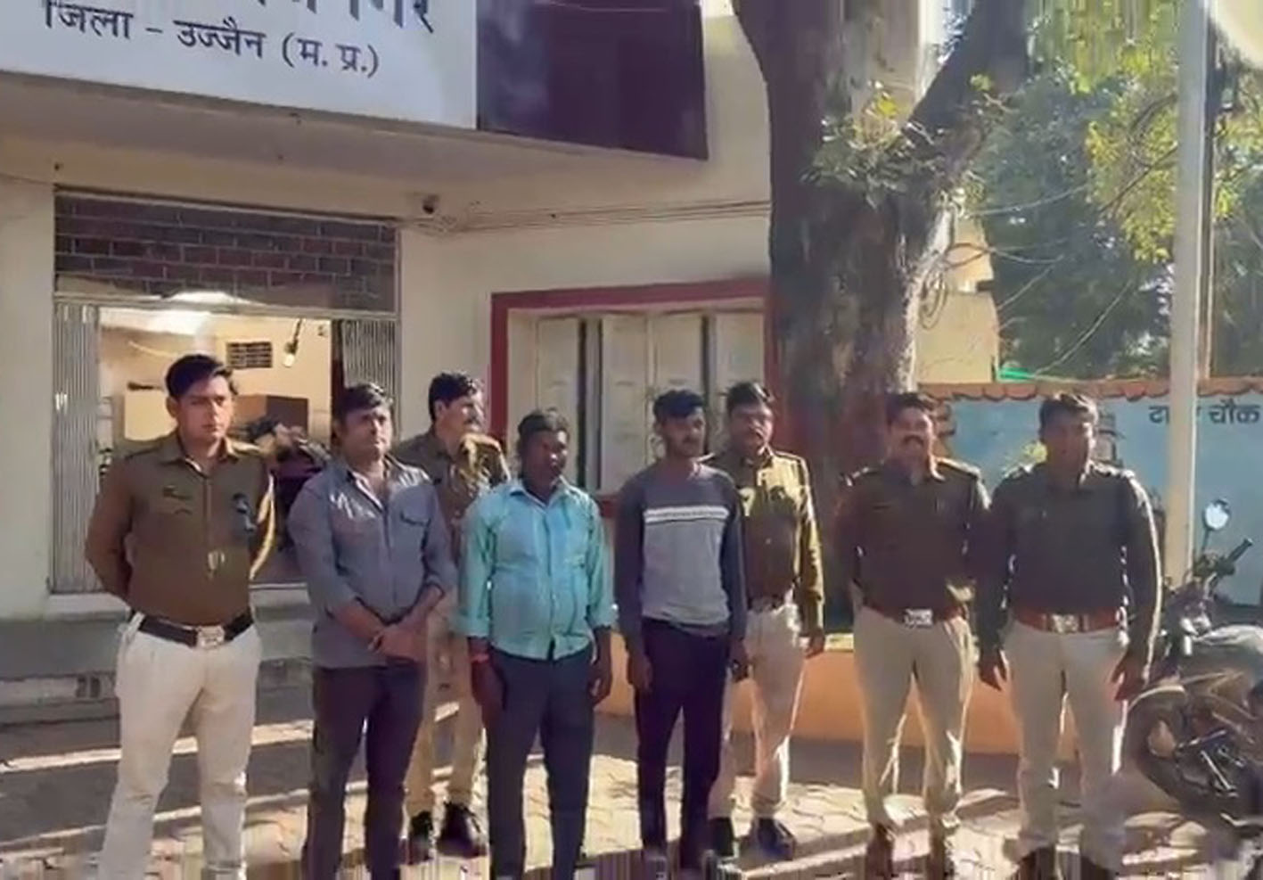 आठ जिला बदर बदमाशों को उज्जैन जिले की सीमा से बाहर छोड़ा