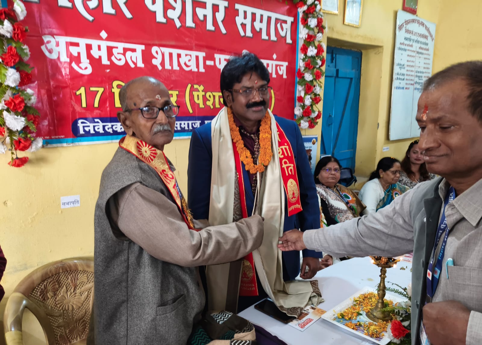 अररिया फोटो:पेंशनरों को सम्मान अररिया फोटो:पेंशनरों को सम्मान