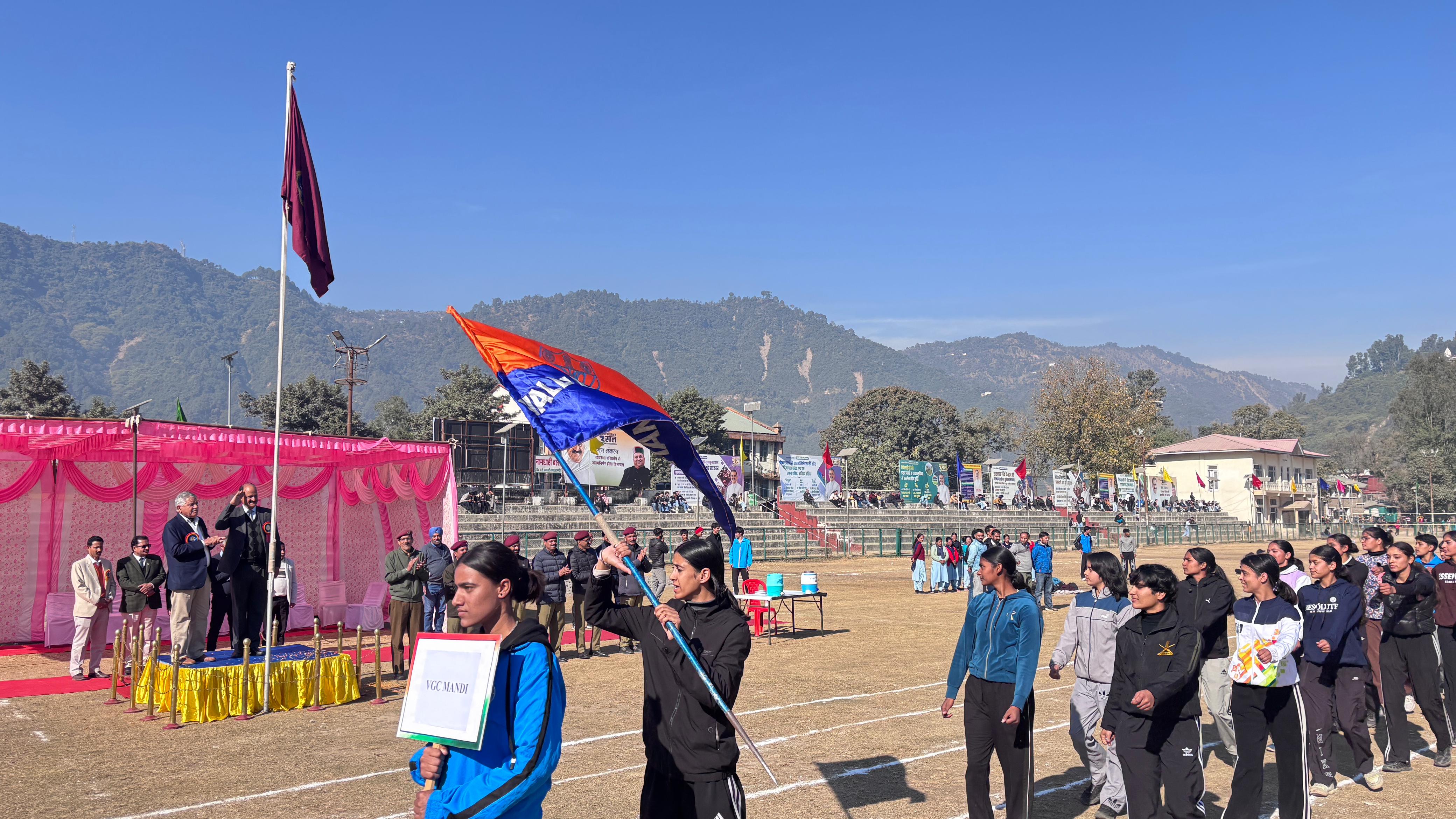 एसपीयू प्रथम अंतर-महाविद्यालय एथलेटिक्स मीट परेड की सलामी लेते हुए। एसपीयू प्रथम अंतर-महाविद्यालय एथलेटिक्स मीट परेड की सलामी लेते हुए।