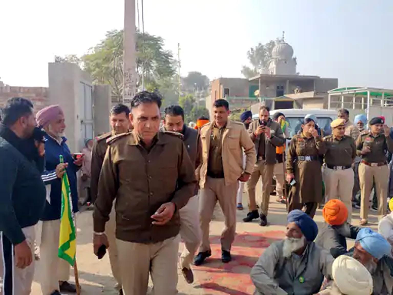बंधक बनाए तहसीलदार को छुड़वाने पहुंचा पुलिस बल बंधक बनाए तहसीलदार को छुड़वाने पहुंचा पुलिस बल