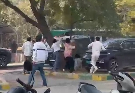 फोटो कैप्शन 17आरटीके1 : एमडीयू में युवकों पर गाड़ी चढ़ाने का प्रयास करता चालक व गाडी पर पथराव करते युवक ---------