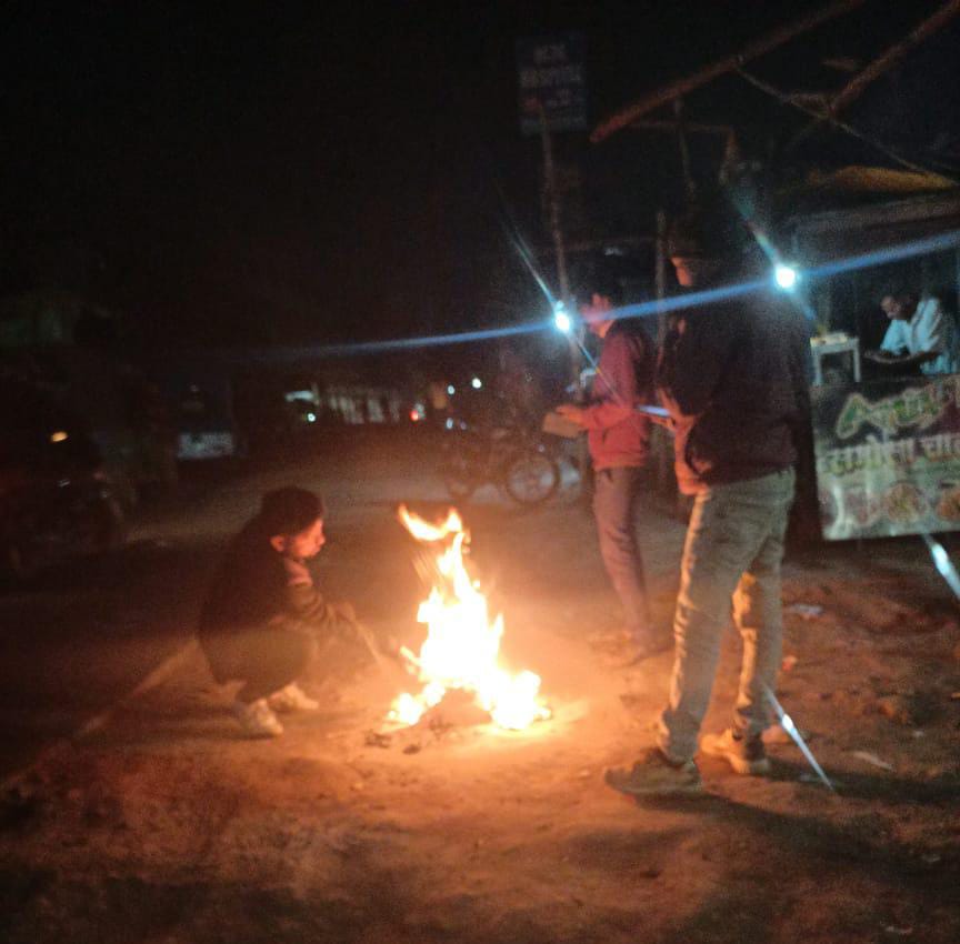 अलाव तापते लोग अलाव तापते लोग