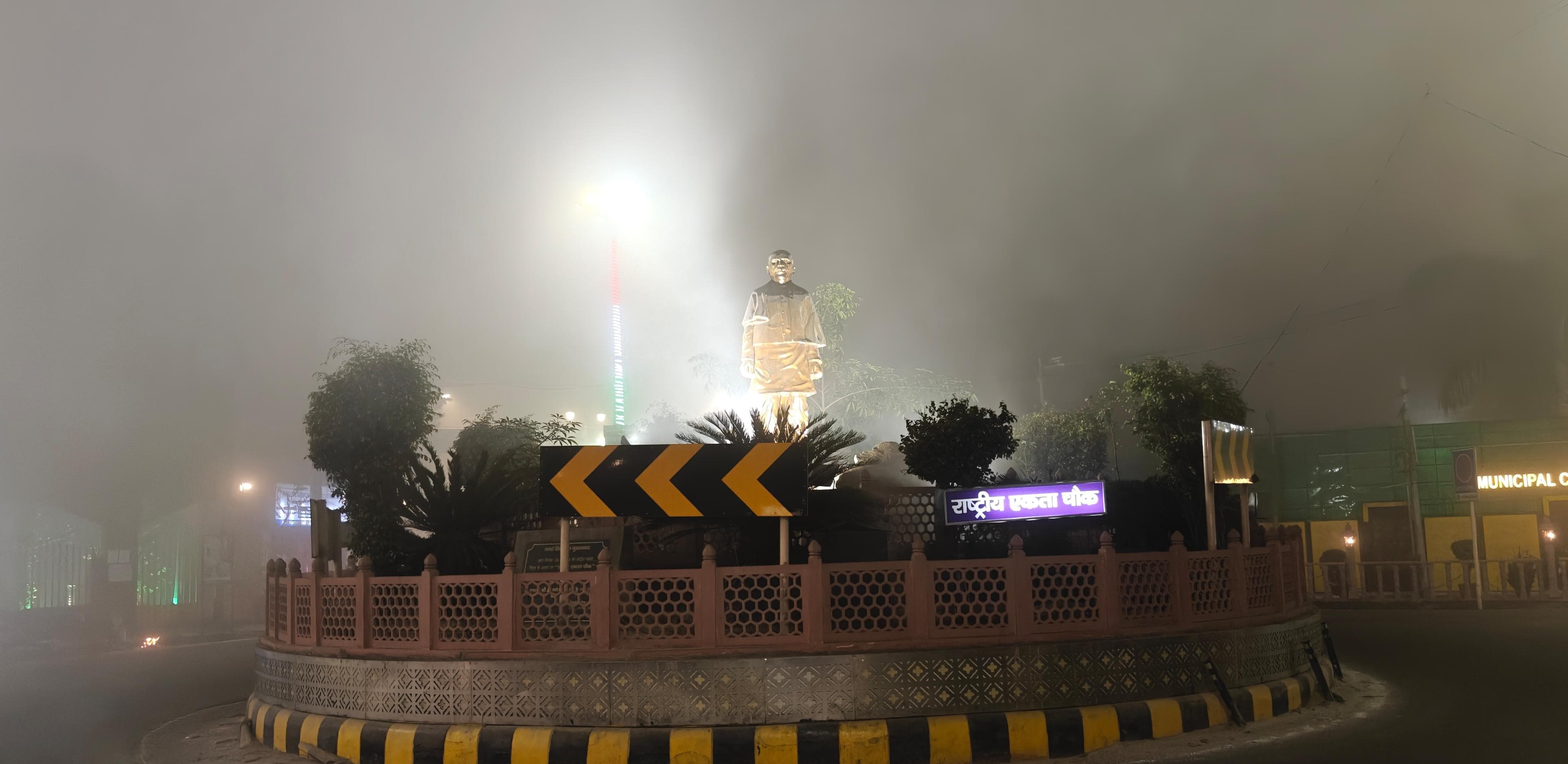 बुधवार रात्रि में पीली कोठी चौराहे पर घना कोहरा।
