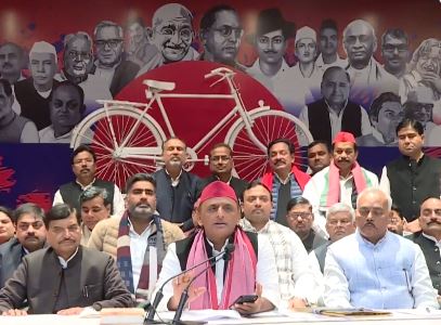 सपा अध्यक्ष अखिलेश यादव पत्रकारों से बात करते हुए। सपा अध्यक्ष अखिलेश यादव पत्रकारों से बात करते हुए।