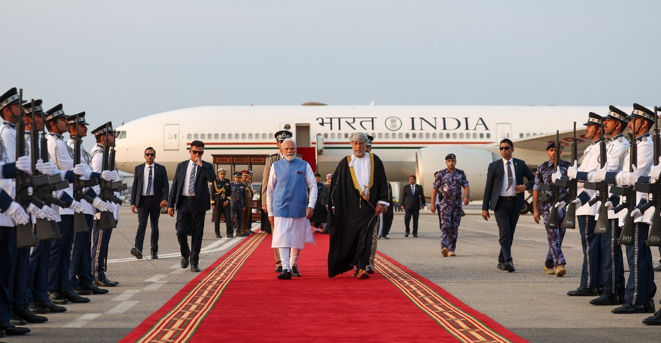 भारत के प्रधानमंत्री नरेन्द्र मोदी का मस्कट पहुंचने पर ओमान के उप प्रधानमंत्री सैय्यद शिहाब बिन तारिक अल सईद ने स्वागत किया। फोटो - प्रधानमंत्री मोदी के एक्स हैंडल से भारत के प्रधानमंत्री नरेन्द्र मोदी का मस्कट पहुंचने पर ओमान के उप प्रधानमंत्री सैय्यद शिहाब बिन तारिक अल सईद ने स्वागत किया। फोटो - प्रधानमंत्री मोदी के एक्स हैंडल से