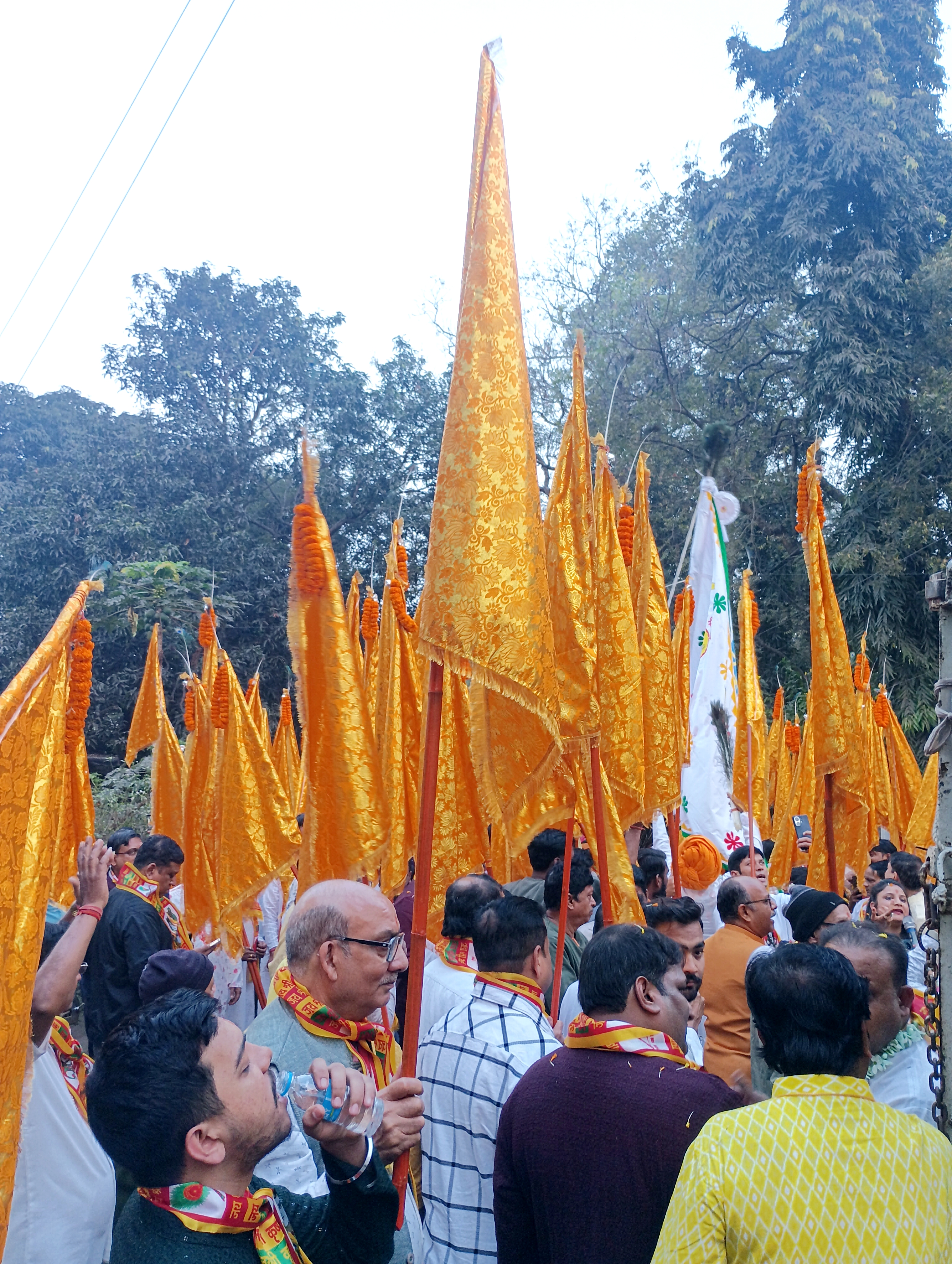 ढोल-नगाड़ों की धुन के साथ सूरजगढ़ निशान यात्रा का उत्सव