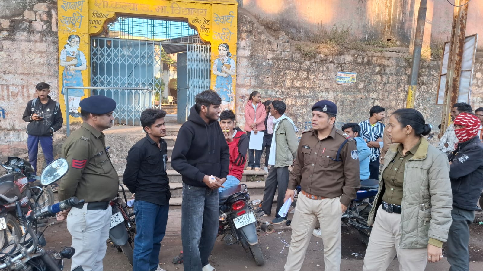स्कूलों के आसपास घूमने वाले मनचलों पर पुलिस ने कसा शिकंजा स्कूलों के आसपास घूमने वाले मनचलों पर पुलिस ने कसा शिकंजा