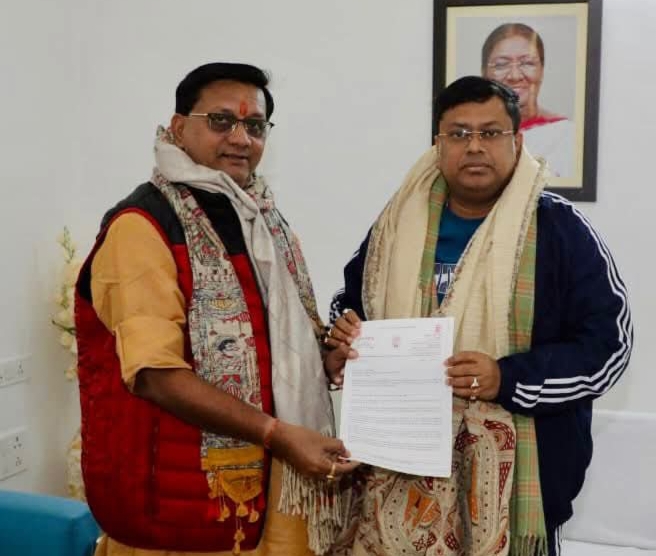 मंत्री से मिलते विधायक मंत्री से मिलते विधायक