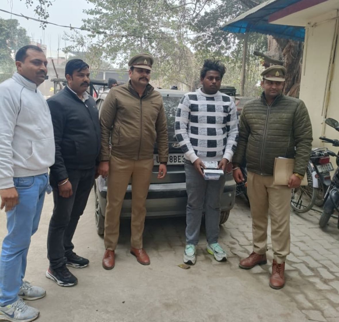पुलिस की गिरफ्त में शातिर पुलिस की गिरफ्त में शातिर
