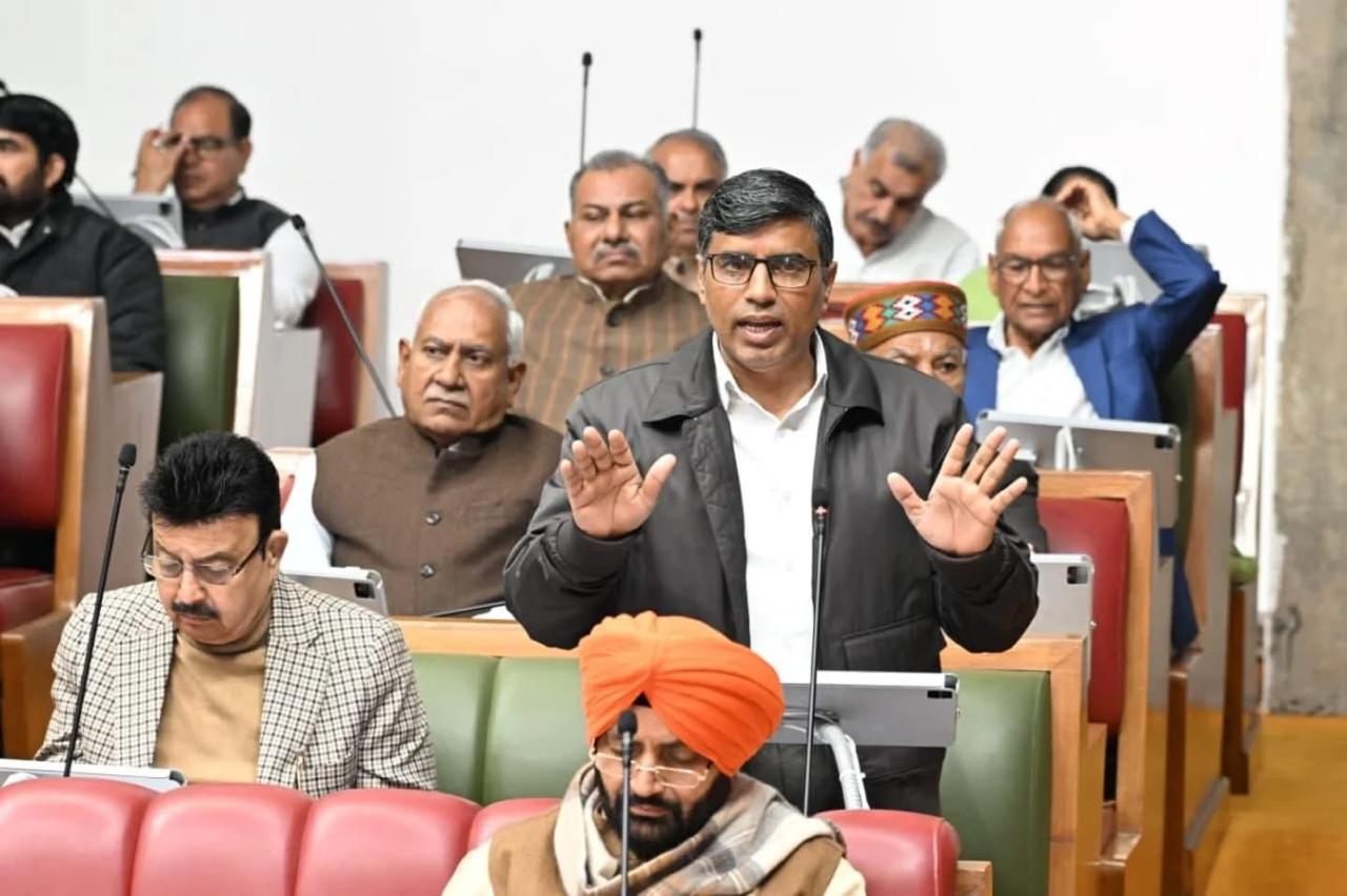 हरियाणा के शिक्षा मंत्री महिपाल ढांडा सदन में सवालों के जवाब देते हुए हरियाणा के शिक्षा मंत्री महिपाल ढांडा सदन में सवालों के जवाब देते हुए