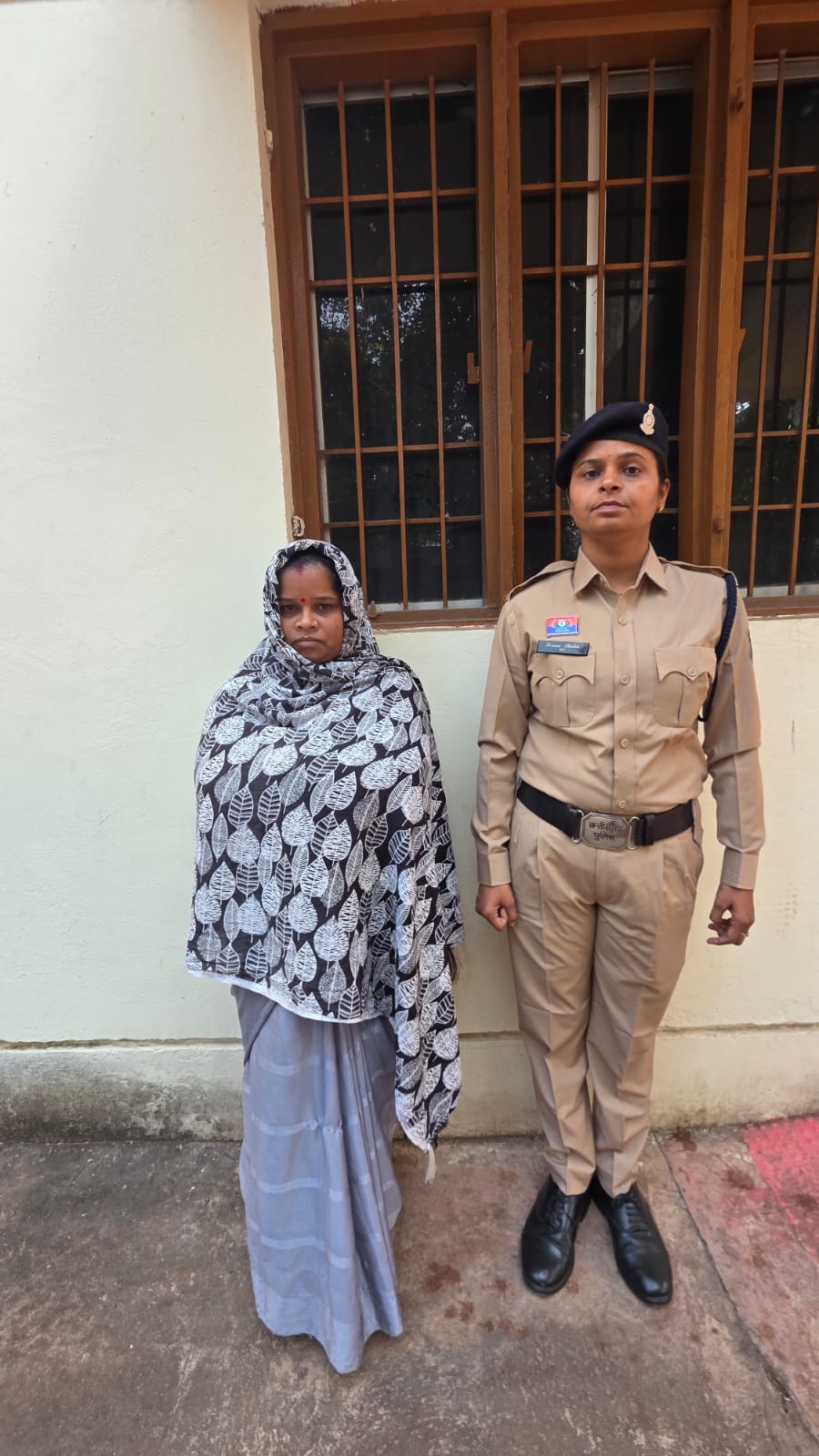 पुलिस गिरफ्त में आरोपित। पुलिस गिरफ्त में आरोपित।