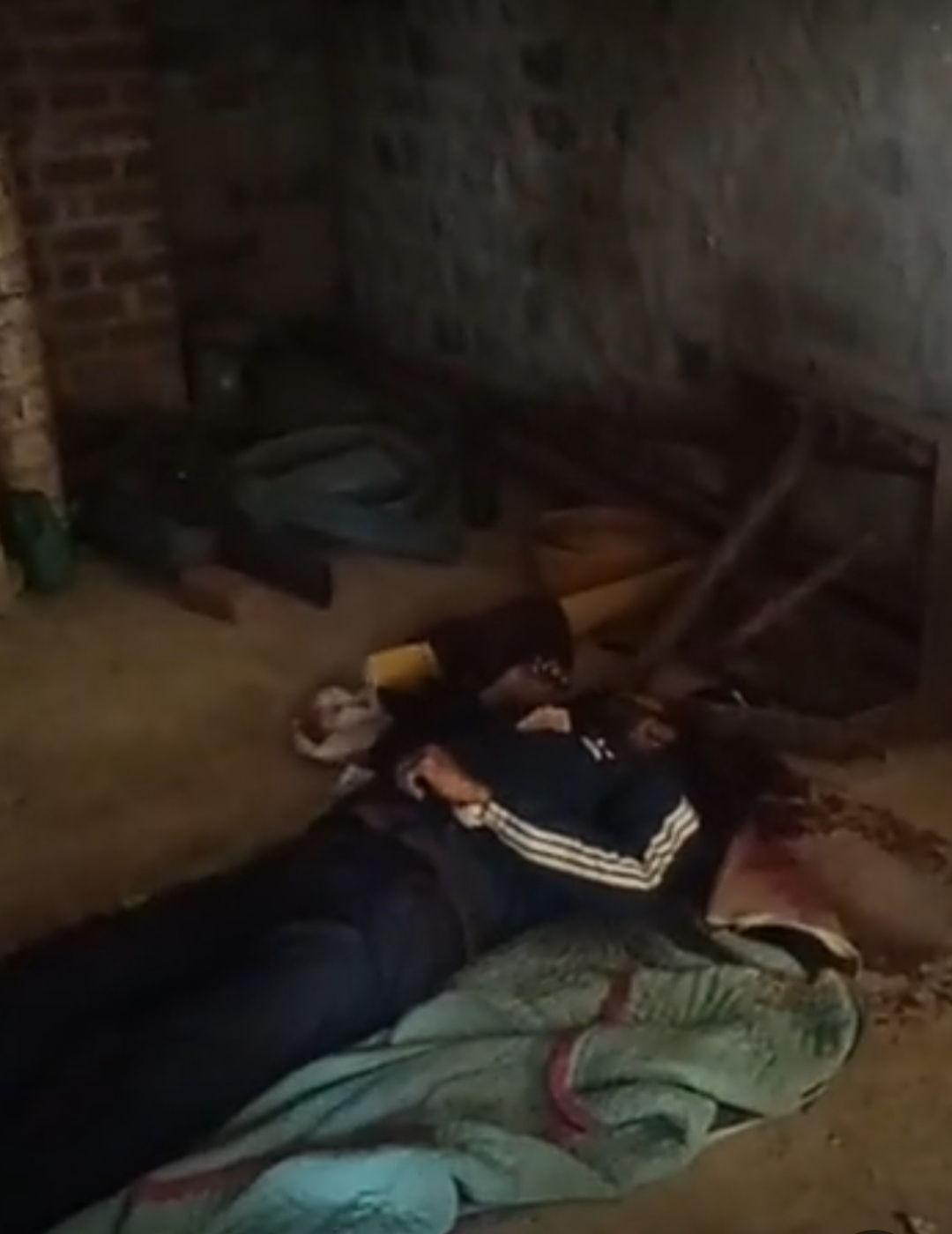 खेत के कमरे में मिली युवक की लगा रेती हुई लाश, प्रदर्शन करते हुए परिजन खेत के कमरे में मिली युवक की लगा रेती हुई लाश, प्रदर्शन करते हुए परिजन