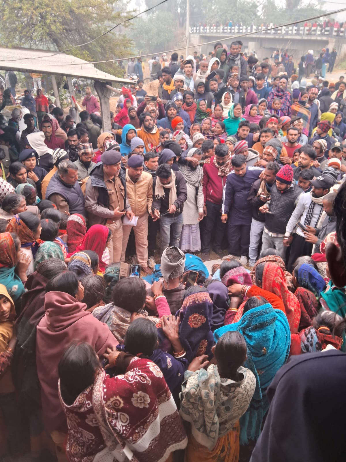 बिहार के मुजफ्फरपुर में करंट की चपेट में आने से मृत्यु के बाद प्रशासन और लोगों की भीड़ घटनास्थल पर बिहार के मुजफ्फरपुर में करंट की चपेट में आने से मृत्यु के बाद प्रशासन और लोगों की भीड़ घटनास्थल पर