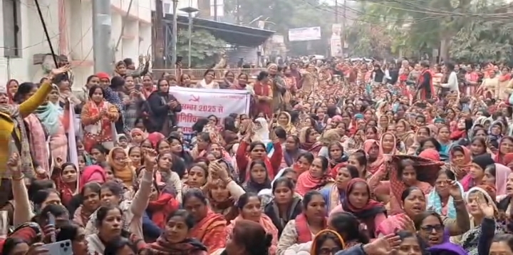 जिलाधिकारी कार्यालय के बाहर प्रदर्शन करती आशा वर्कर जिलाधिकारी कार्यालय के बाहर प्रदर्शन करती आशा वर्कर