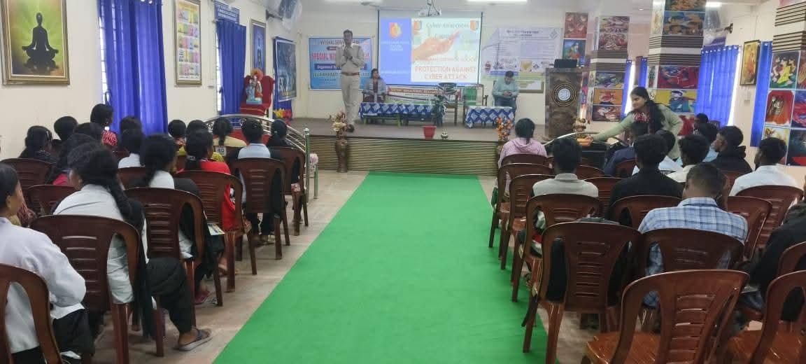 छात्रों को साइबर सुरक्षा की जानकारी देते अधिकारी।