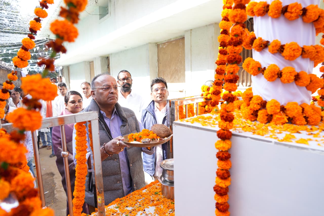 जैतखांब की पूजा करते हुए कुरुद विधायक अजय चंद्राकर।