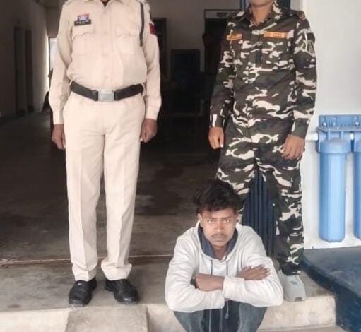 पुलिस के गिरफ्त में आरोपी पुलिस के गिरफ्त में आरोपी