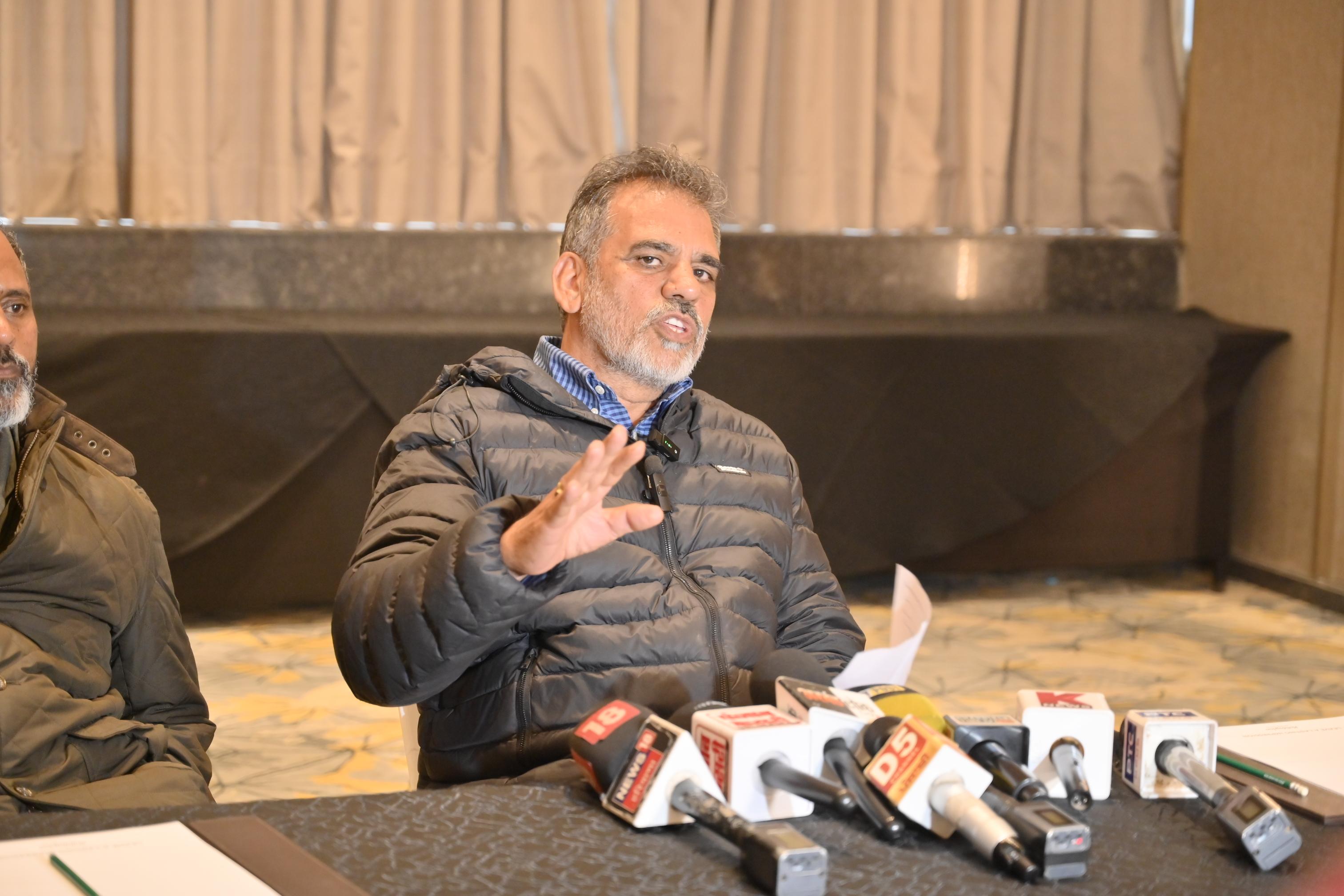 अकाली दल कोषाध्यक्ष एनके शर्मा पत्रकारों से बातचीत करते हुए