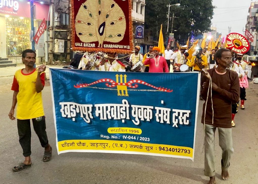 ढोल-नगाड़ों की धुन के साथ सूरजगढ़ निशान यात्रा का उत्सव