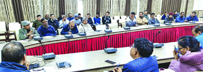 गोष्ठी में चर्चा करते हुए