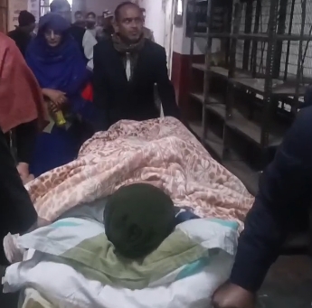 स्ट्रेचर पर पेशी के लिए आता युवक स्ट्रेचर पर पेशी के लिए आता युवक