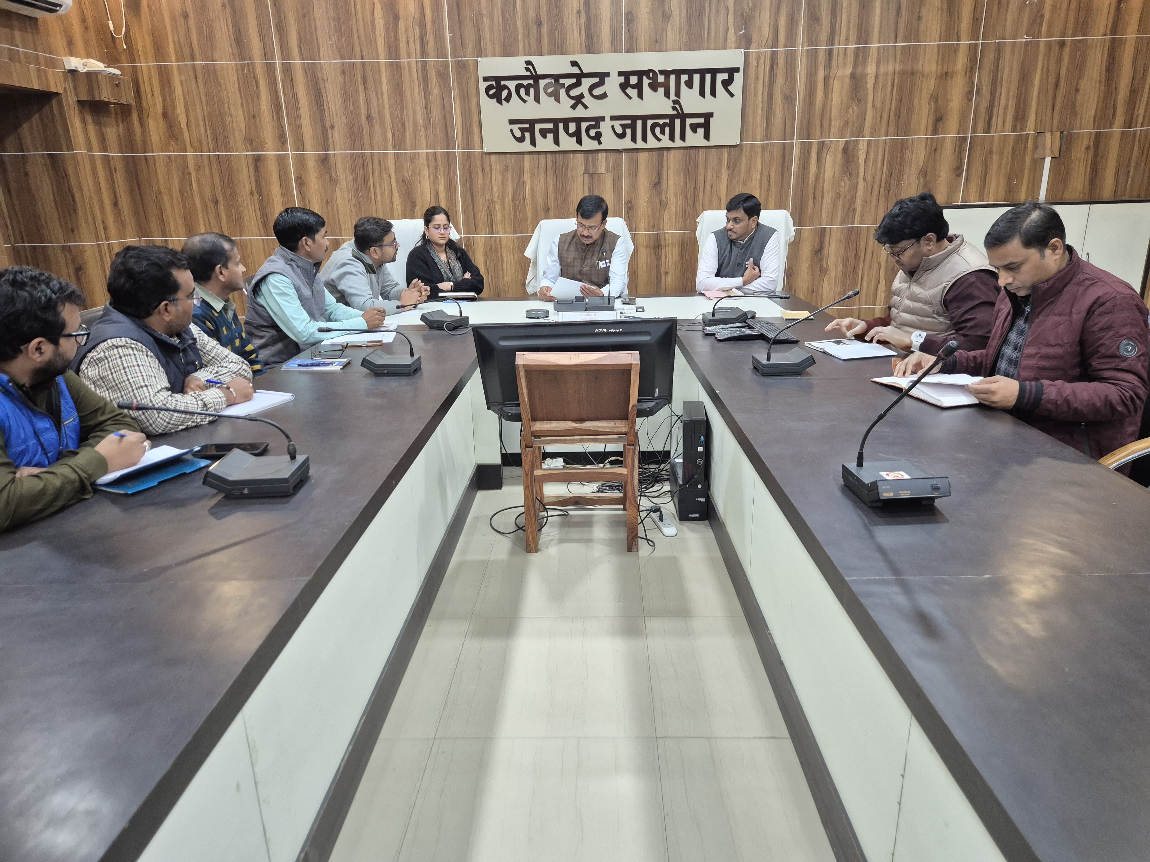 बैठक में निर्देश देते डीएम