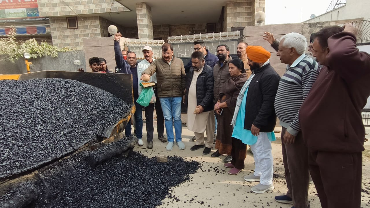 जम्मू वेस्ट में सड़क विकास को मिली रफ्तार, मुंशी चक पुली से योग आश्रम तक सड़क के ब्लैकटॉपिंग कार्य का शुभारंभ जम्मू वेस्ट में सड़क विकास को मिली रफ्तार, मुंशी चक पुली से योग आश्रम तक सड़क के ब्लैकटॉपिंग कार्य का शुभारंभ