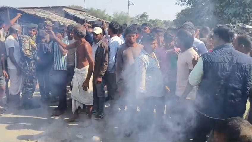 अररिया फोटो:सड़क जाम कर प्रदर्शन