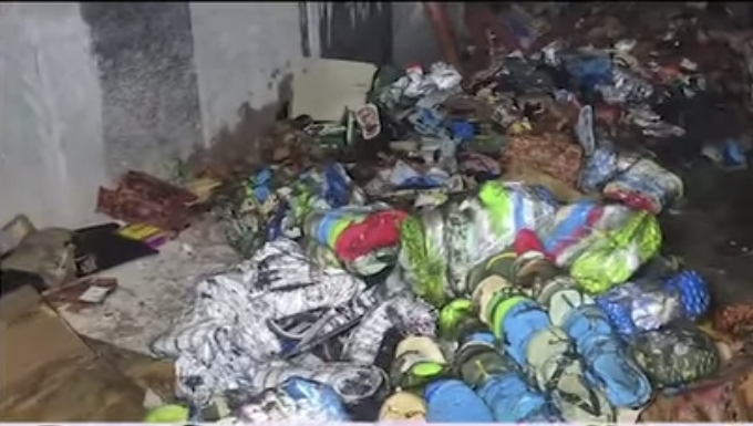 आवासीय कॉलोनी में तीन मंजिला चप्पल–जूते के गोदाम में भीषण आग आवासीय कॉलोनी में तीन मंजिला चप्पल–जूते के गोदाम में भीषण आग