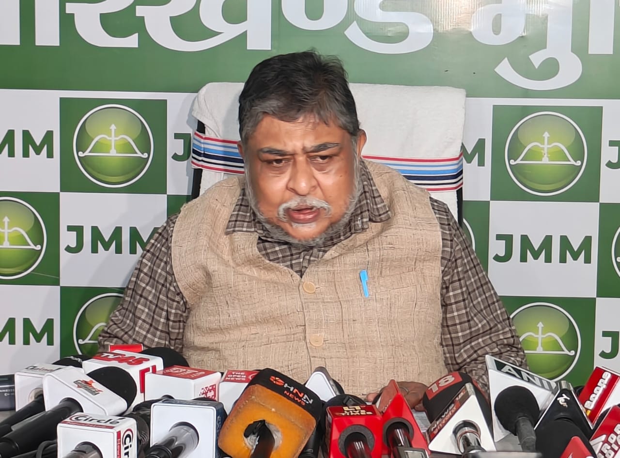 प्रेस वार्ता में सुप्रियो भट्टाचार्य की फोटो प्रेस वार्ता में सुप्रियो भट्टाचार्य की फोटो